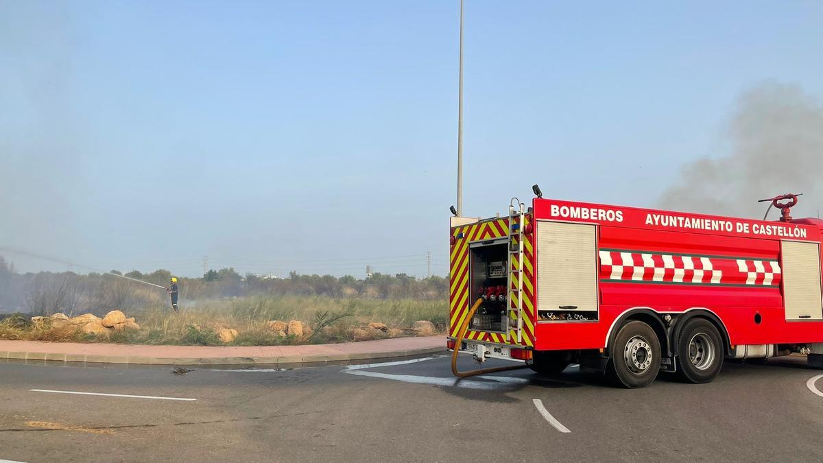 Efectivos de bomberos durante la extinción del incendio en el Sensal.