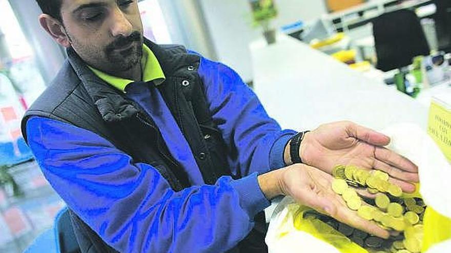 Un conductor paga una multa de 120 euros con monedas de céntimos