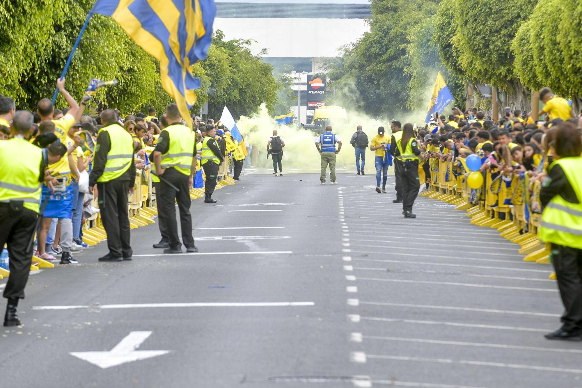 La afición recibe a la guagua de la UD Las Palmas en Fondos de Segura