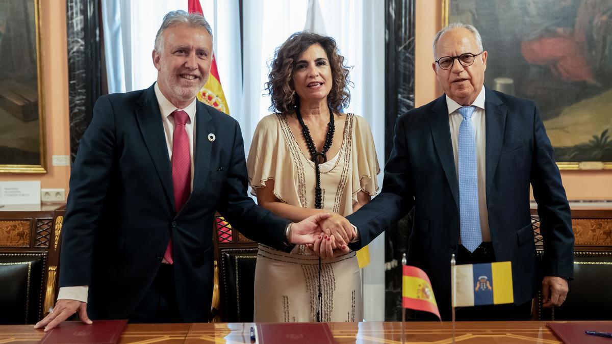 El presidente de Canarias, Ángel Víctor Torres; la ministra de Hacienda, María Jesús Montero, y el presidente del Cabildo de La Gomera, Casimiro Curbelo, firman el acuerdo.