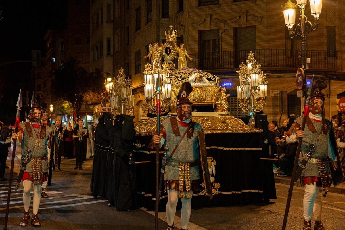 En imágenes | El viento respeta a la procesión del Santo Entierro y ...