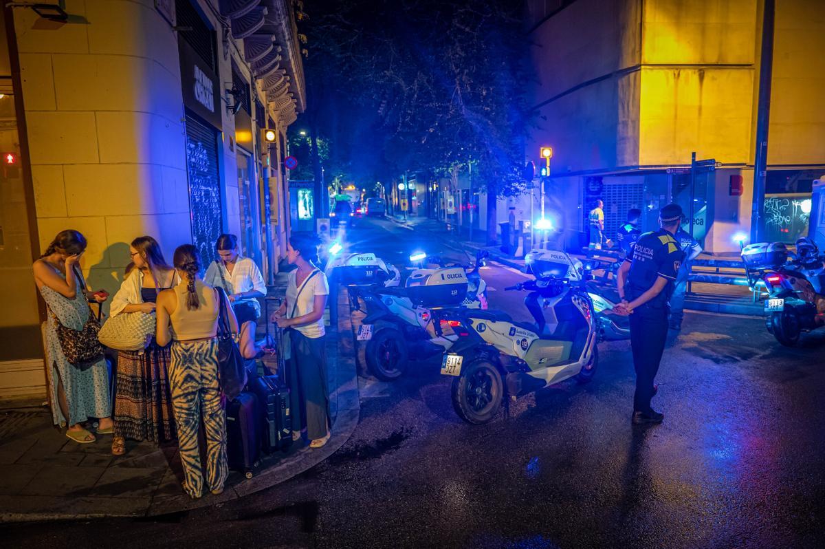 Ambiente nocturno de la Festividad de Santa María, en el barrio de Gràcia