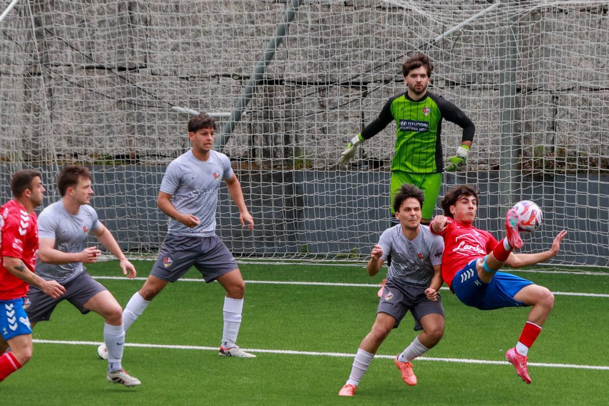 Un momento del duelo disputado en el campo de A Bouza.