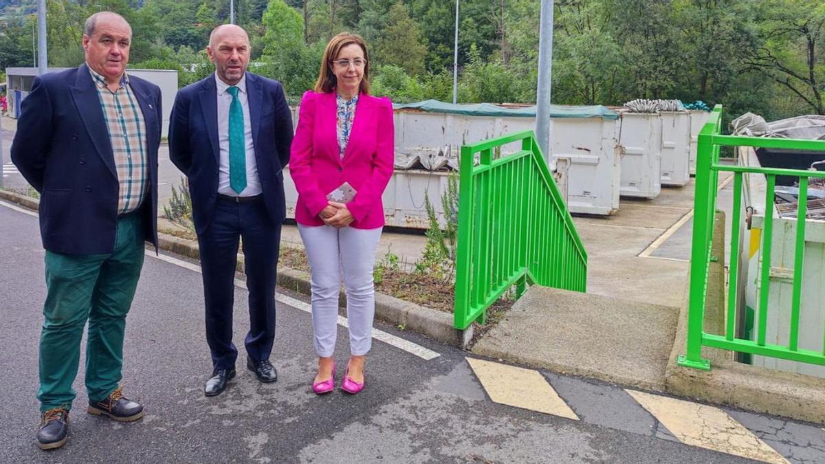 Por la izquierda, José Ángel Álvarez, alcalde de SMRA; Juan Cofiño, vicepresidente de Administración Autonómica, Medio Ambiente y Cambio Climático, y Paz Orviz, gerente de Cogersa, visitan las instalaciones.