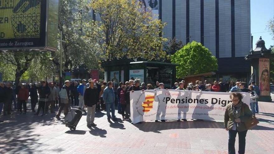 Doble protesta en Zaragoza contra las pensiones privadas