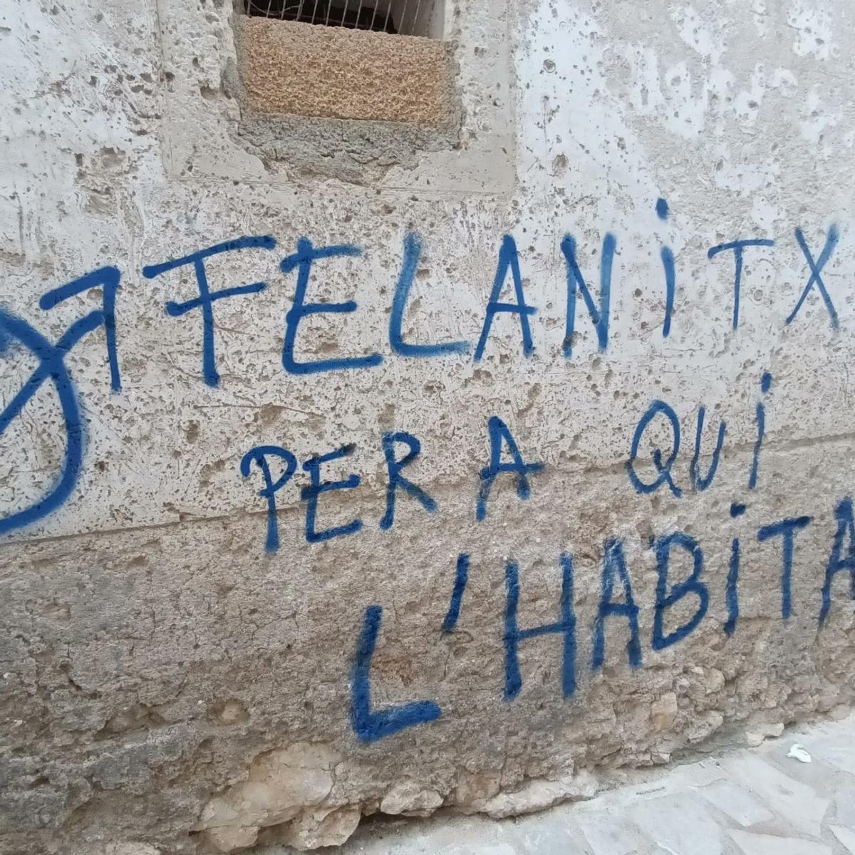 Uno de los grafitis que han aparecido en el Ayuntamiento de Felanitx.