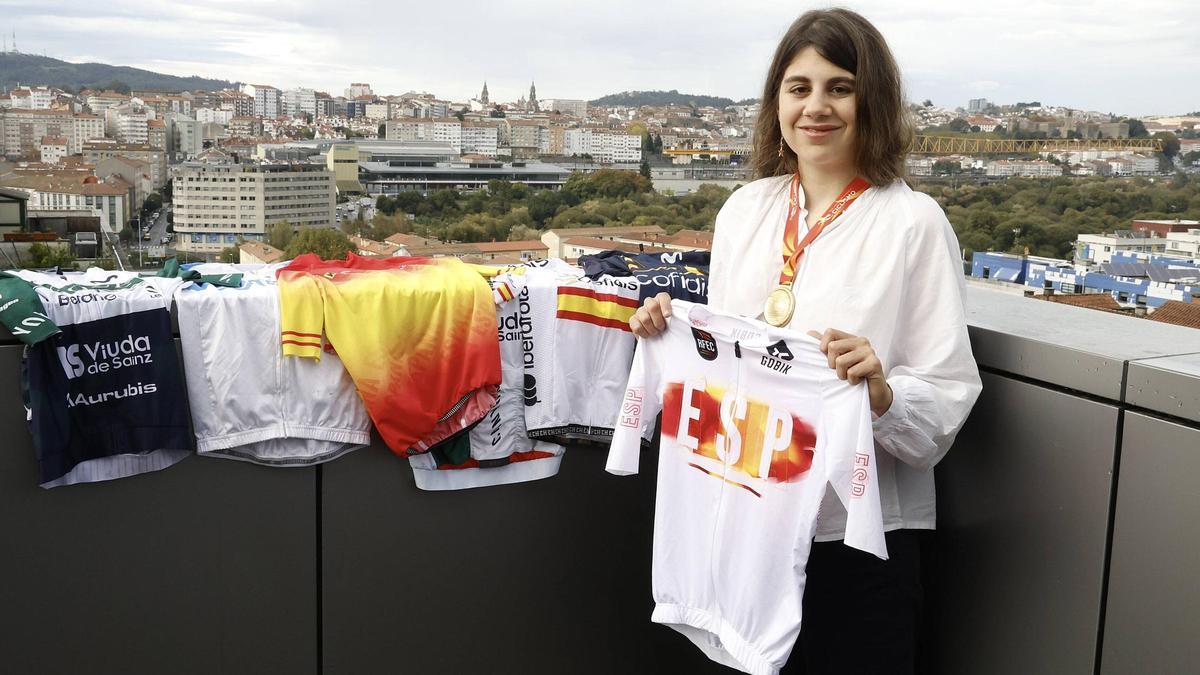 Alejandra Neira con su medalla de campeona de España y los maillots que vistió esta temporada.