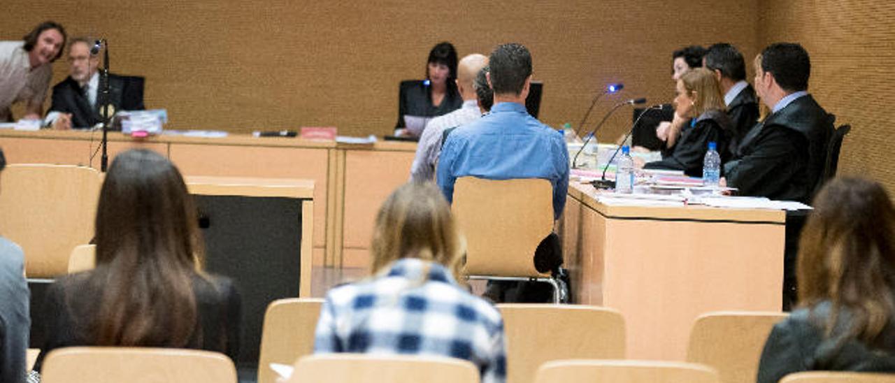 Los tres acusados, de espaldas, en la sesión del pasado lunes.