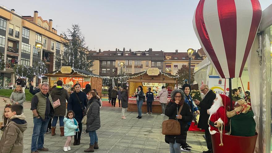 Abre &quot;Llanera Navidad&quot;, el mercadillo que se celebra durante todo el fin de semana en Posada