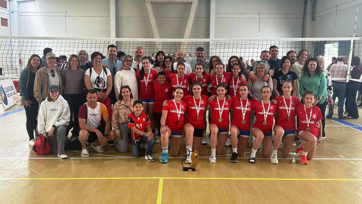 Las jugadoras del Xàtiva Voleibol Infantil femenino tras la Final Autonómica
