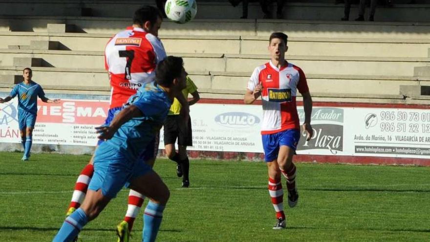 Fran Matos se adelanta a Rubén Comesaña para anotar el primer tanto del partido de ayer. // Iñaki Abella