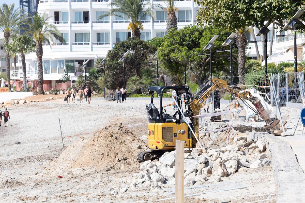 Imágenes de Platja d'en Bossa dividida entre turistas y demasiadas obras