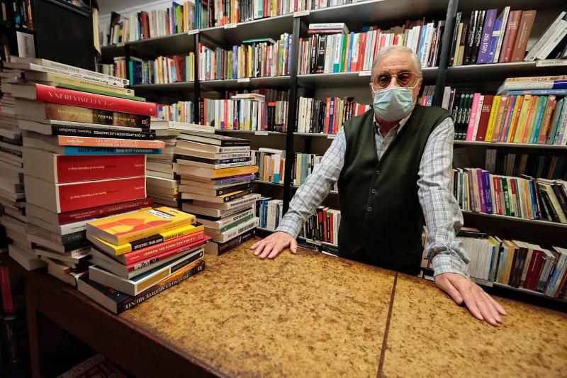 La librería El Águila, la más antigua de Tenerife, cumple 80 años