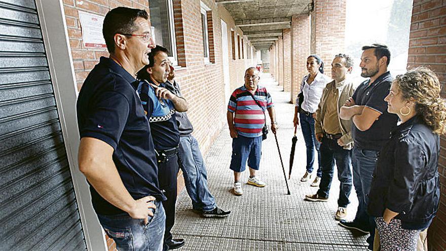 Un grupo de vecinos de Cancienes, ayer, con responsables políticos.