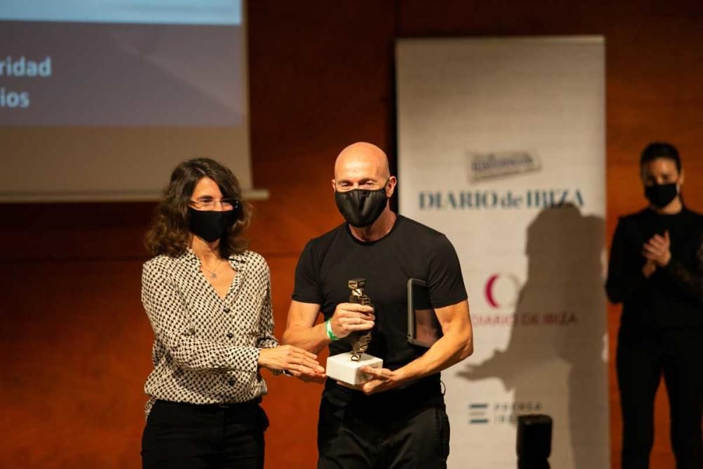 Cristina Martín (directora de Diario de Ibiza) y Marco Martín, impulsor de Carritos Solidarios, con el Premio a la Solidaridad.