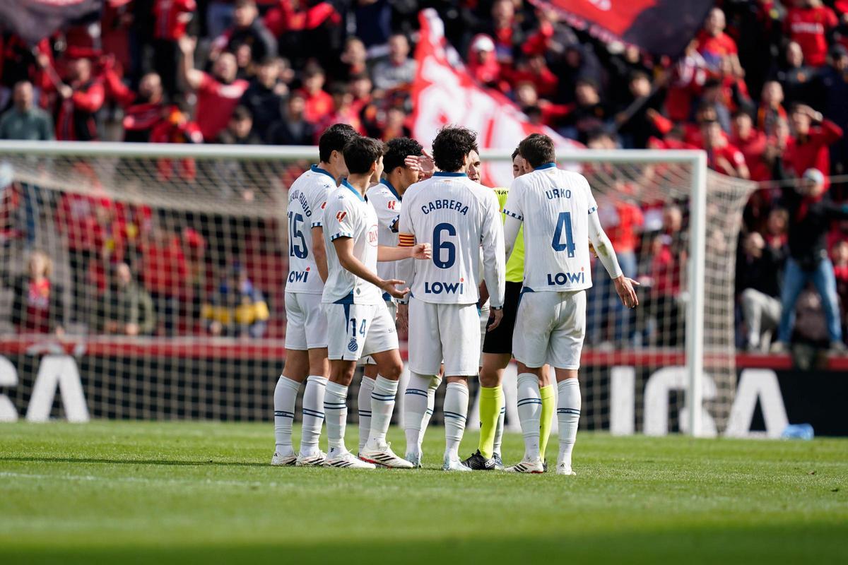 Los jugadores del Espanyol protestan la decisión del árbitro De Burgos Bengoetxea