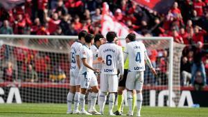 Los jugadores del Espanyol protestan la decisión del árbitro De Burgos Bengoetxea