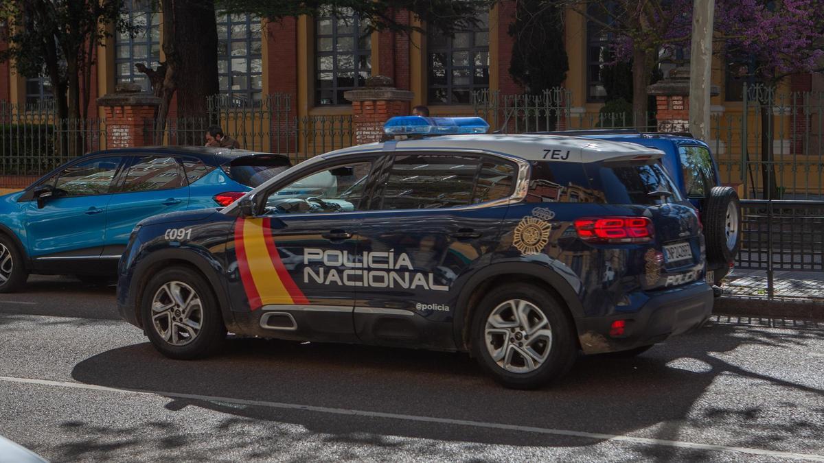 Un coche patrulla de la Policía Nacional de Zamora