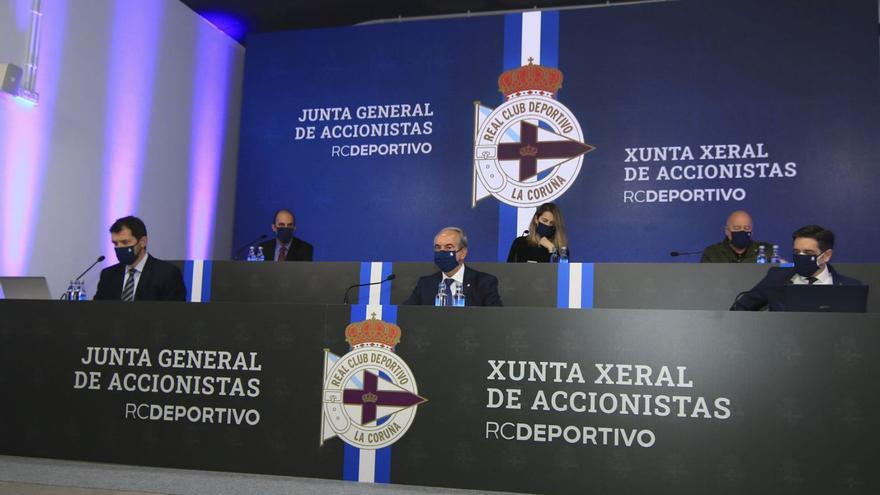 El presidente del Dépor, Antonio Couceiro, en el centro, durante la junta del mes de abril en Riazor. | // RCD
