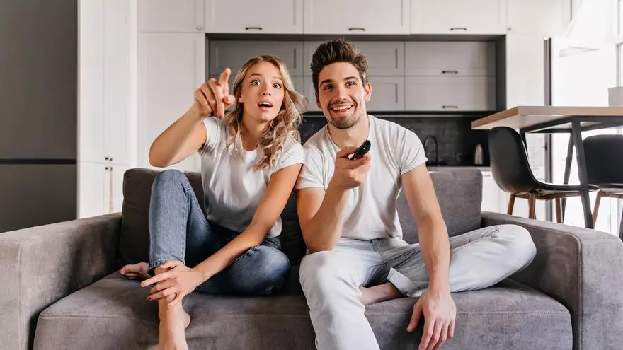 Estas son las series cortas que triunfan para un maratón en casa y desconectar de la rutina