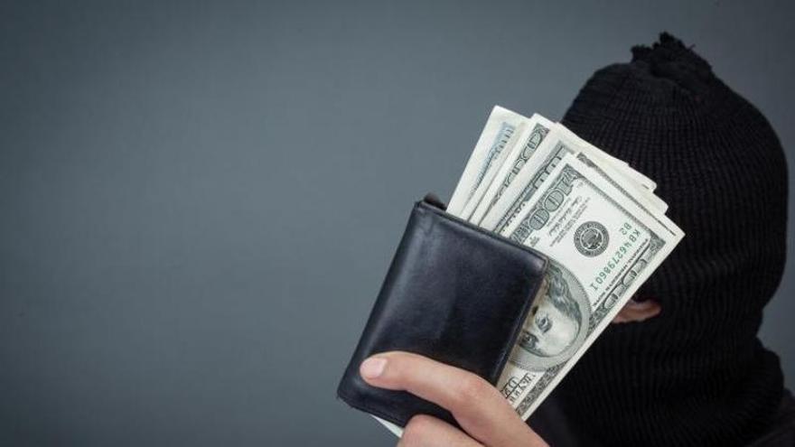 Una trucada, un clic i 30.000 euros perduts: així funciona l’estafa del fals gestor bancari