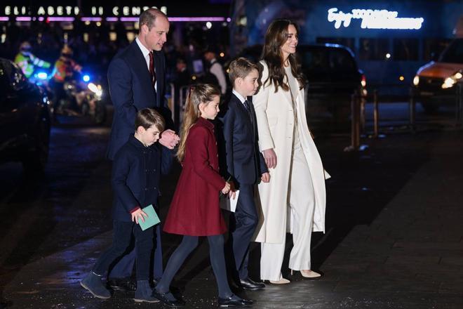Los príncipes de Gales con sus hijos a su llegada al recital navideño de Westminster