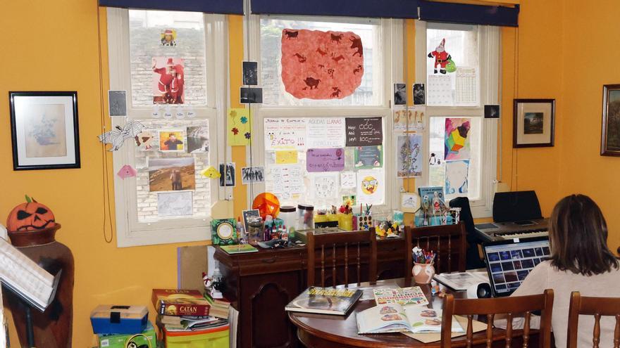 Carteles educativos y fotos en la zona de la casa donde estudia este niño vigués.