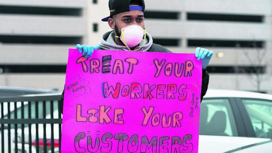 Un trabajador de Amazon en Nueva York protesta por estar expuesto al coronavirus en lugar de confinado.