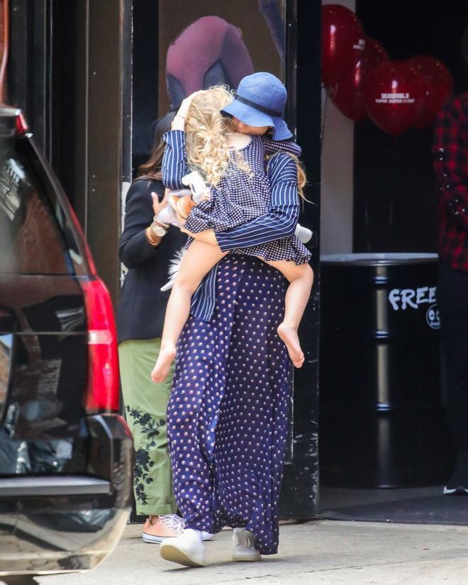 Blake Lively con su hija James por Nueva York