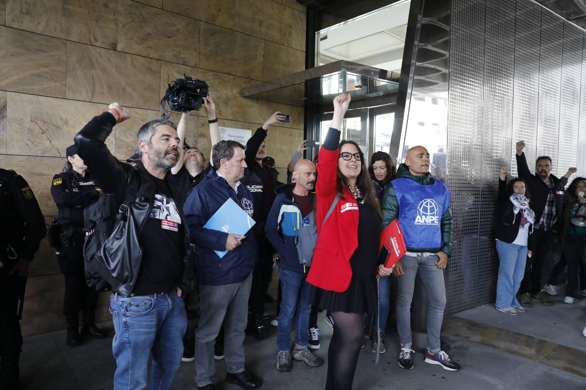 Cientos de profesores se concentran en Oviedo mientras Gobierno y sindicatos negocian.