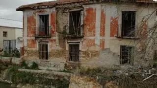 A la venta y al borde del derrumbe: la casa del molino de Funes cuelga el cartel de 'se vende'