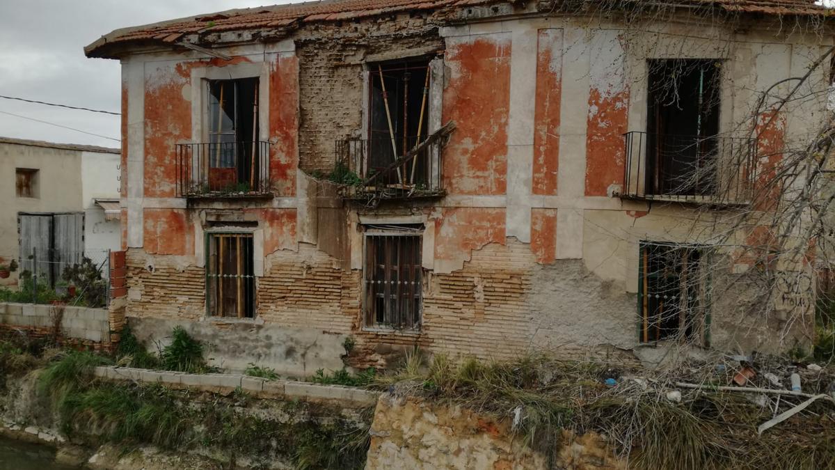 La Casa Roja, también llamada la casa del pantano, junto al molino de Funes, en la carretera de la Ñora.