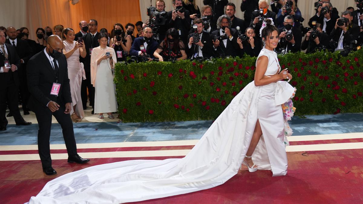 Un 'total look' blanco y con flores, así es el look de Camila Cabello para la Gala MET 2022