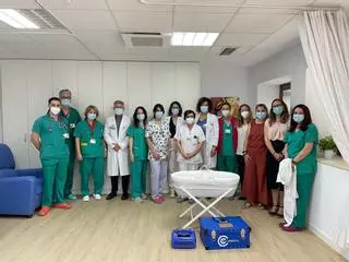 El Hospital General de Elche recibe una cuna de abrazos para alargar la despedida del bebé fallecido