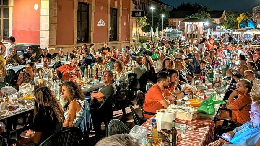 Masiva asistencia en el 'sopar a la fresca' reivindicativo organizado por Salvem s’Escorxador