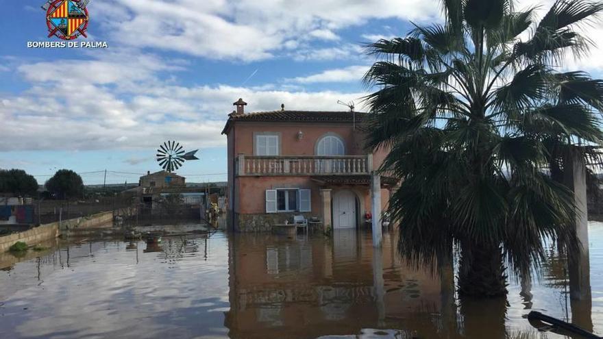 Una vivienda de sa Casa Blanca continuaba inundada por el agua.