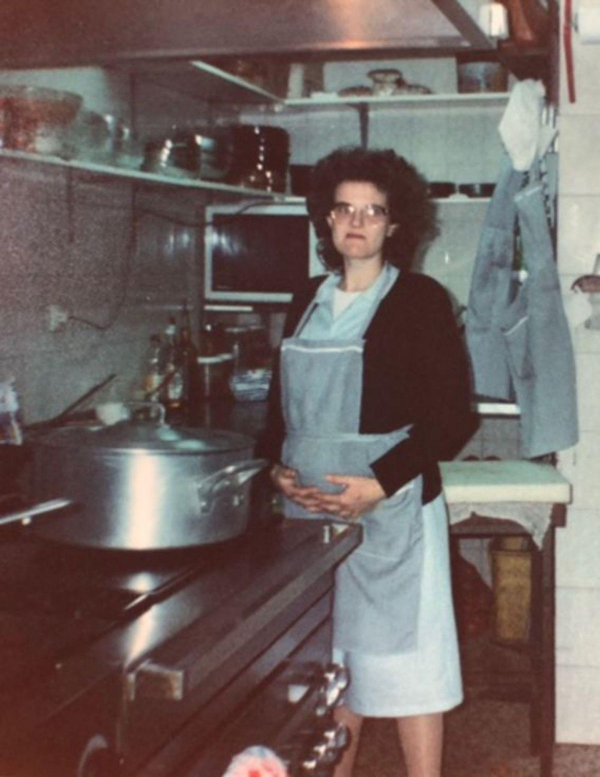 A la izquierda, Marta Pérez, en la cocina de El Mariñán. En el centro, Isabel (izquierda) y Marta Pérez, en el restaurante. A la derecha, Isabel Pérez, preparando uno de sus platos con su hija en brazos. | LNE