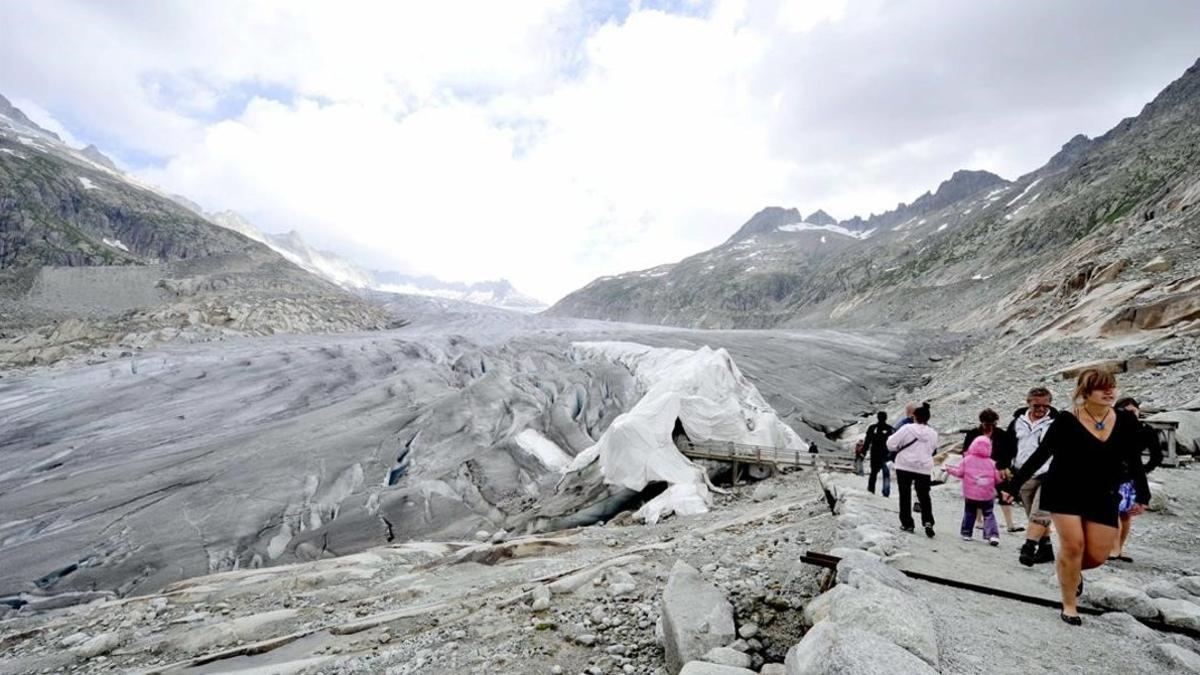 Visitantes en el glaciar de Rhone, en Suiza, que ha sido cubierto con plástico para retrasar el deshielo.