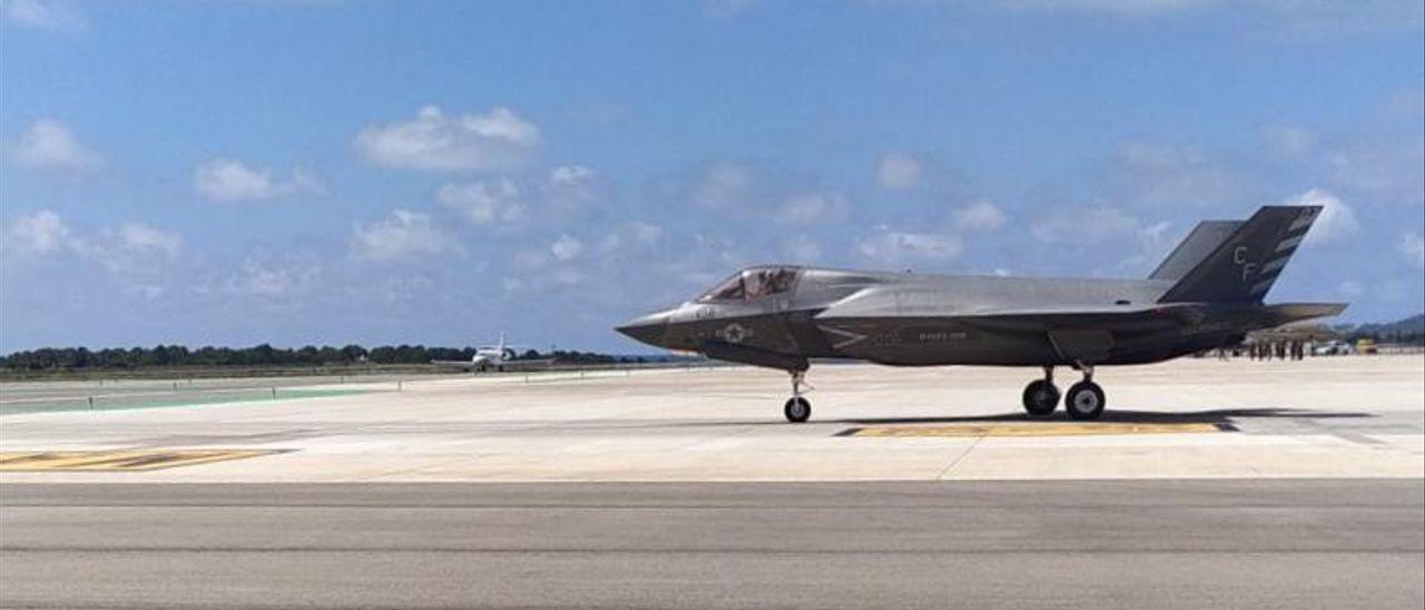 El caza F35 de la US Air Force, ayer en el aeropuerto de Ibiza, poco antes de despegar.