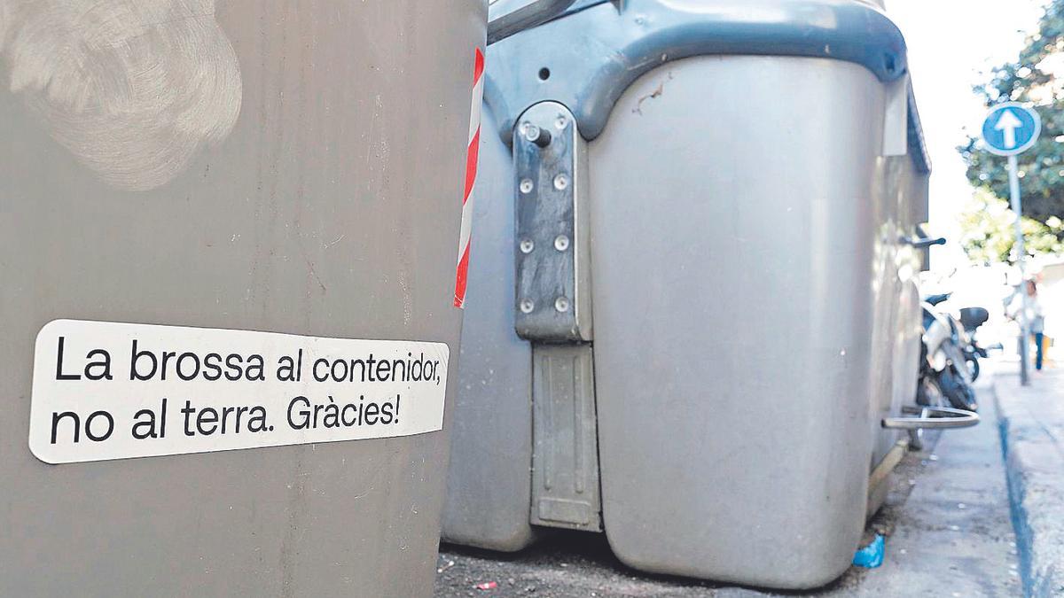 Un cartell als contenidors del carrer Bisbe Lorenzana.