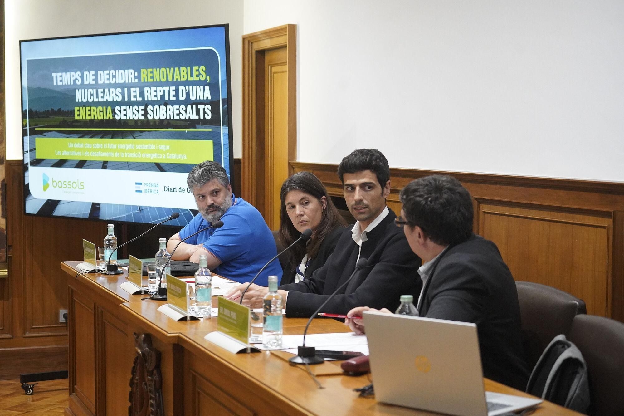 Girona cambra comerç jornada del diari «Temps de decidir: renovables, nuclears i el repte d’una energia sense sobresalts» Miquel Bosch, Director de negoci de Bassols Energia, Olot Prof. Alexandre Deltell, Universitat de Girona, enginyer de Fluids, Energia i Medi Ambient. Sra. Anna Camp, Directora de l’Institut Català d’Energia de Catalunya, Generalitat de Catalunya