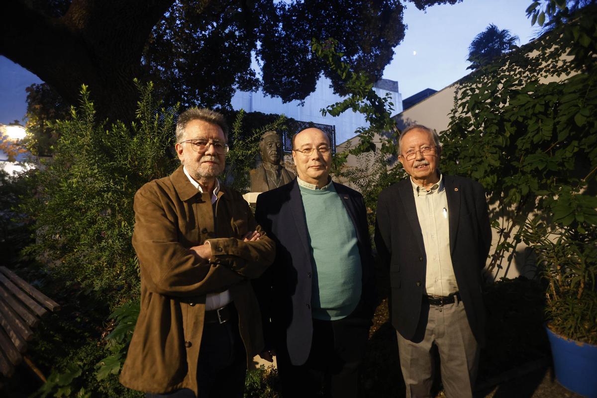 Representantes del Grupo de Priego José Luis Casas (i) Francisco Durán (c) y Antonio Barragán (d) junto a la estatua de Niceto Alcala- Zamora