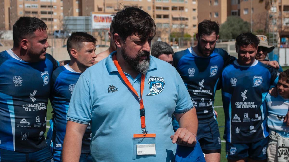 El entrenador del Akra Bárbara de Alicante, Manolo Cano, da una charla técnica a sus jugadores antes de un partido
