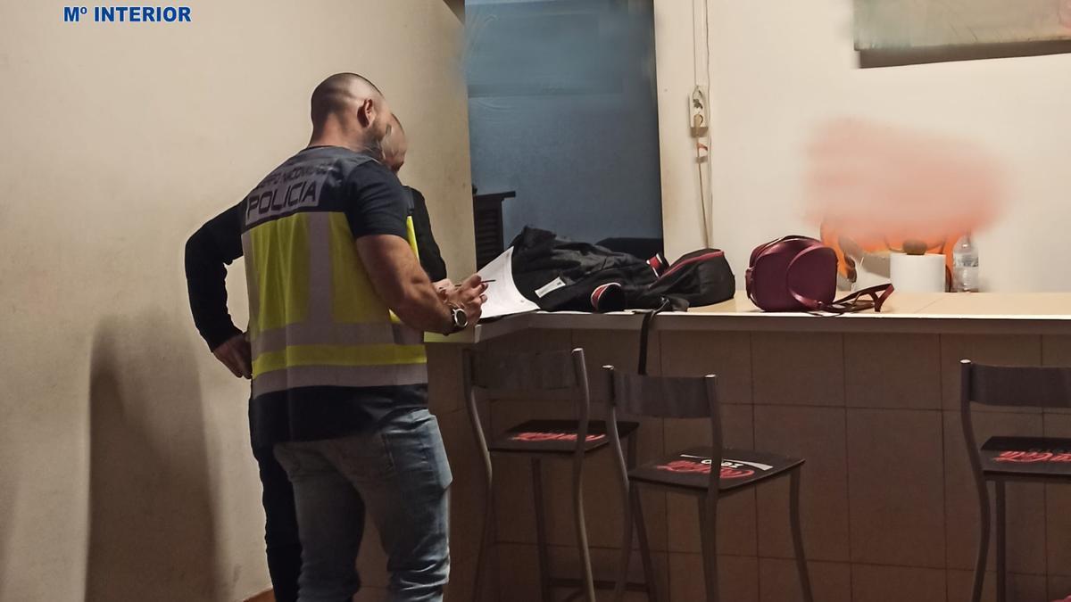 Dos policías, en el prostíbulo desmantelado en la zona de Pere Garau, en Palma.
