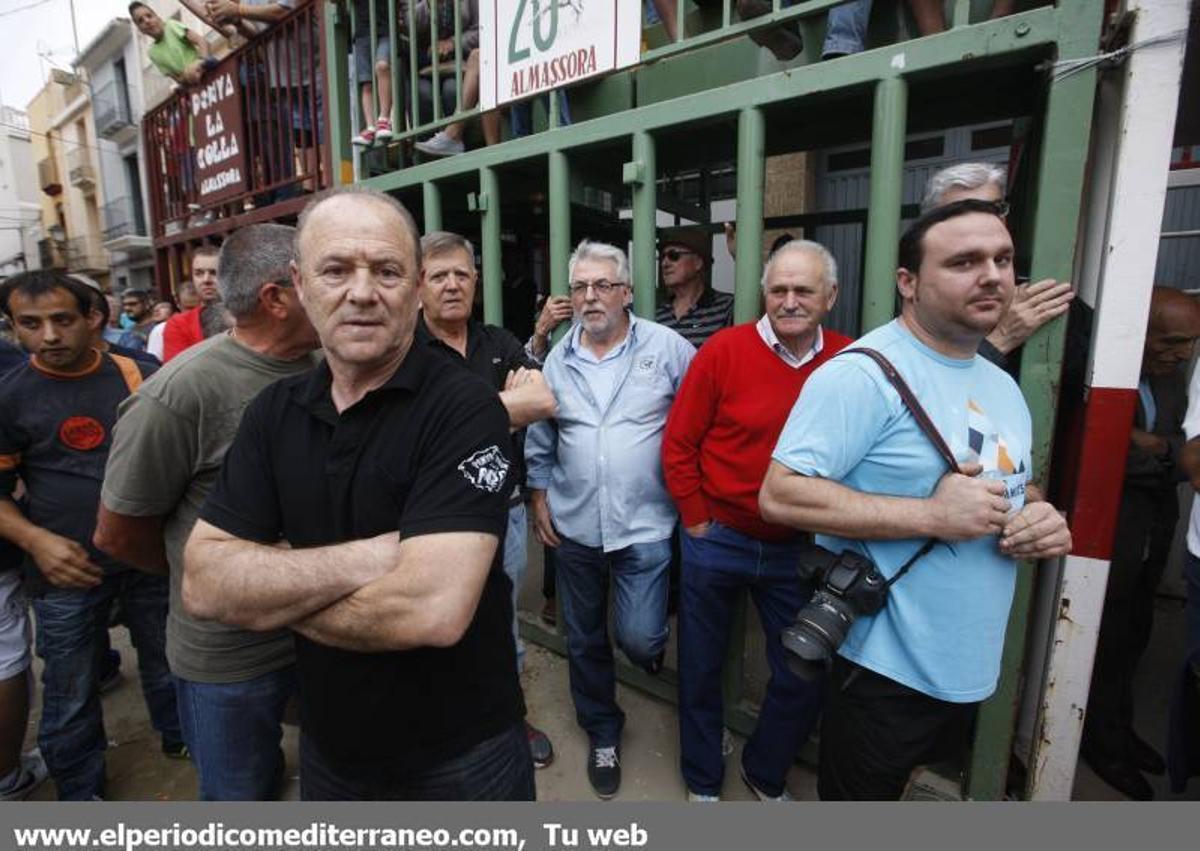 GALERÍA DE FOTOS -- Almassora late con toros bravos pese a la lluvia