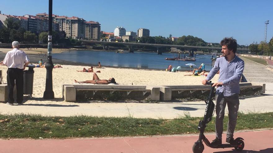 Un joven se desplaza en un patinete eléctrico de Buny por Bouzas.