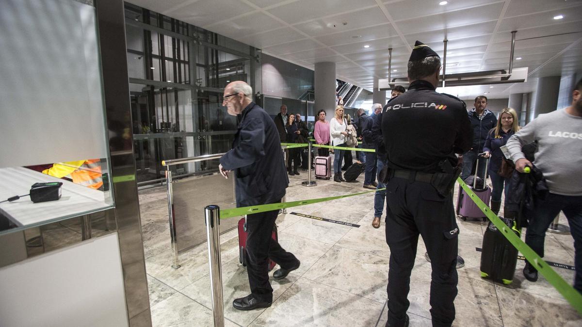 Control de pasajeros no comunitarios en el aeropuerto Alicante-Elche
