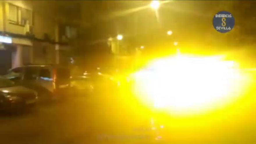 Vídeo / Cuatro jóvenes en estado crítico y con graves quemaduras al estallar una bombona en una vivienda