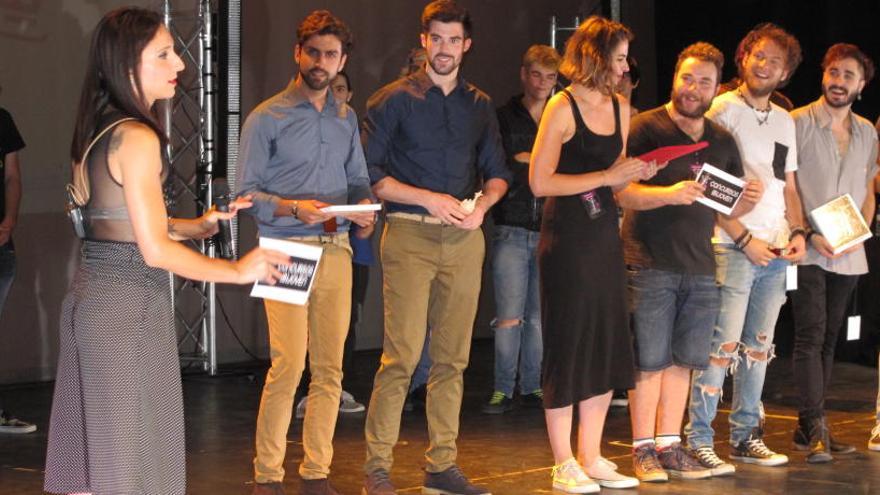 Los galardonados obre el escenario del Teatro Río