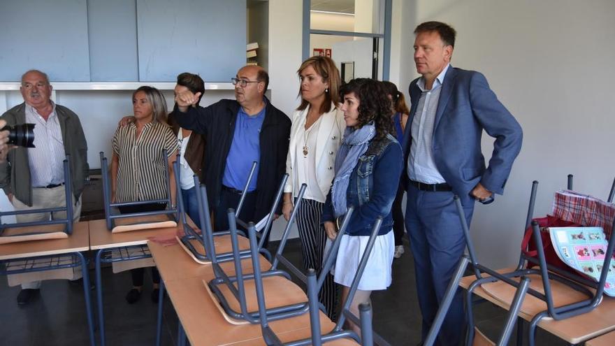 El jefe territorial de Educación, César Pérez Ares, en el centro, junto a la alcaldesa Digna Rivas, esta mañana visitan el colegio Igrexa. / A.P.